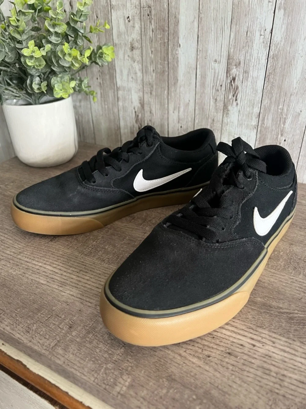 Nike SB Chron 2 Skate Black and White Low-Top Sneakers Gum Sole Unisex M6 W7.5